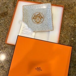 Hermes plate corner broken